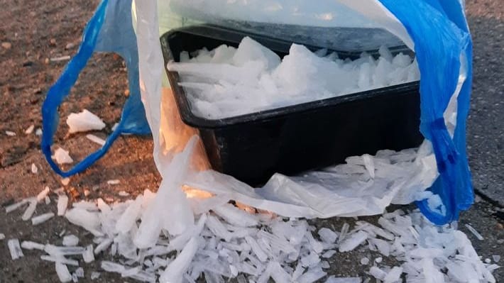 Vor der Kontrollstelle wollte der Fahrgast die blaue Plastiktüte mit mehr als 2,1 Kilo Crystal unauffällig entsorgen. Vor der Kontrollstelle wollte der Fahrgast die blaue Plastiktüte mit mehr als 2,1 Kilo Crystal unauffällig entsorgen.