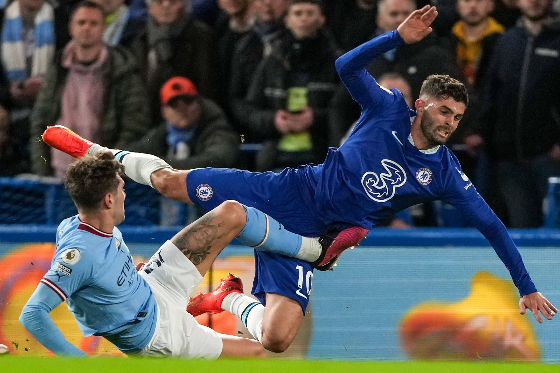 Dramatischer Moment im Topspiel: Chelseas Pulisic (r.) verletzt sich bei einer Grätsche von Man Citys Stones.