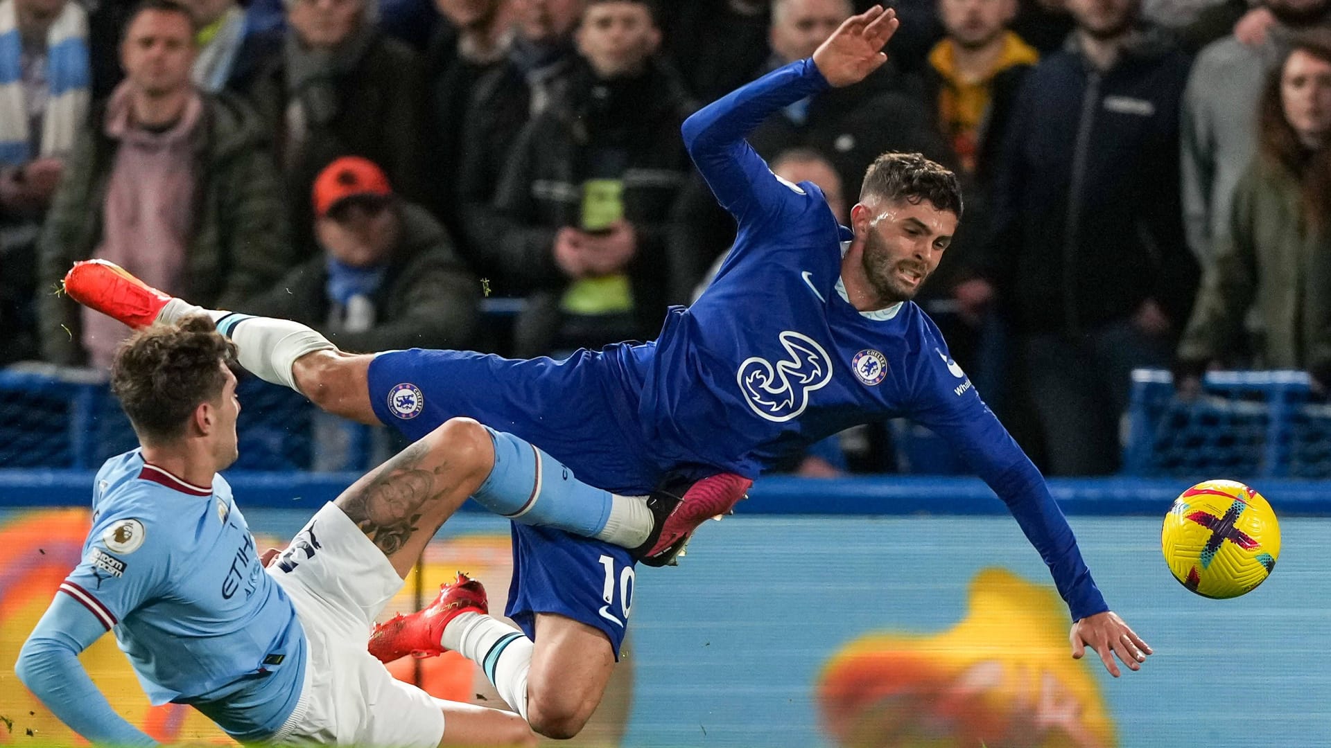 Dramatischer Moment im Topspiel: Chelseas Pulisic (r.) verletzt sich bei einer Grätsche von Man Citys Stones.