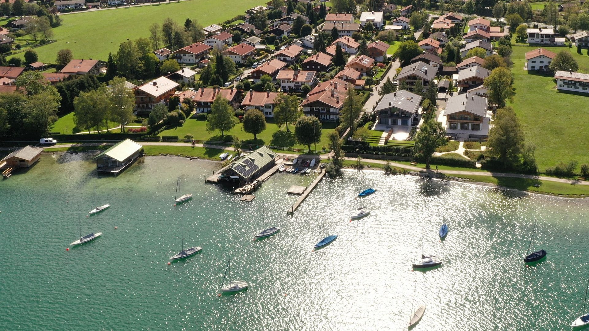 Tegernsee: Immobilienbesitzer in Bayern können sich freuen. Die Frist zur Abgabe der Grundsteuer wird verlängert. Tegernsee: Immobilienbesitzer in Bayern können sich freuen. Die Frist zur Abgabe der Grundsteuer wird verlängert.