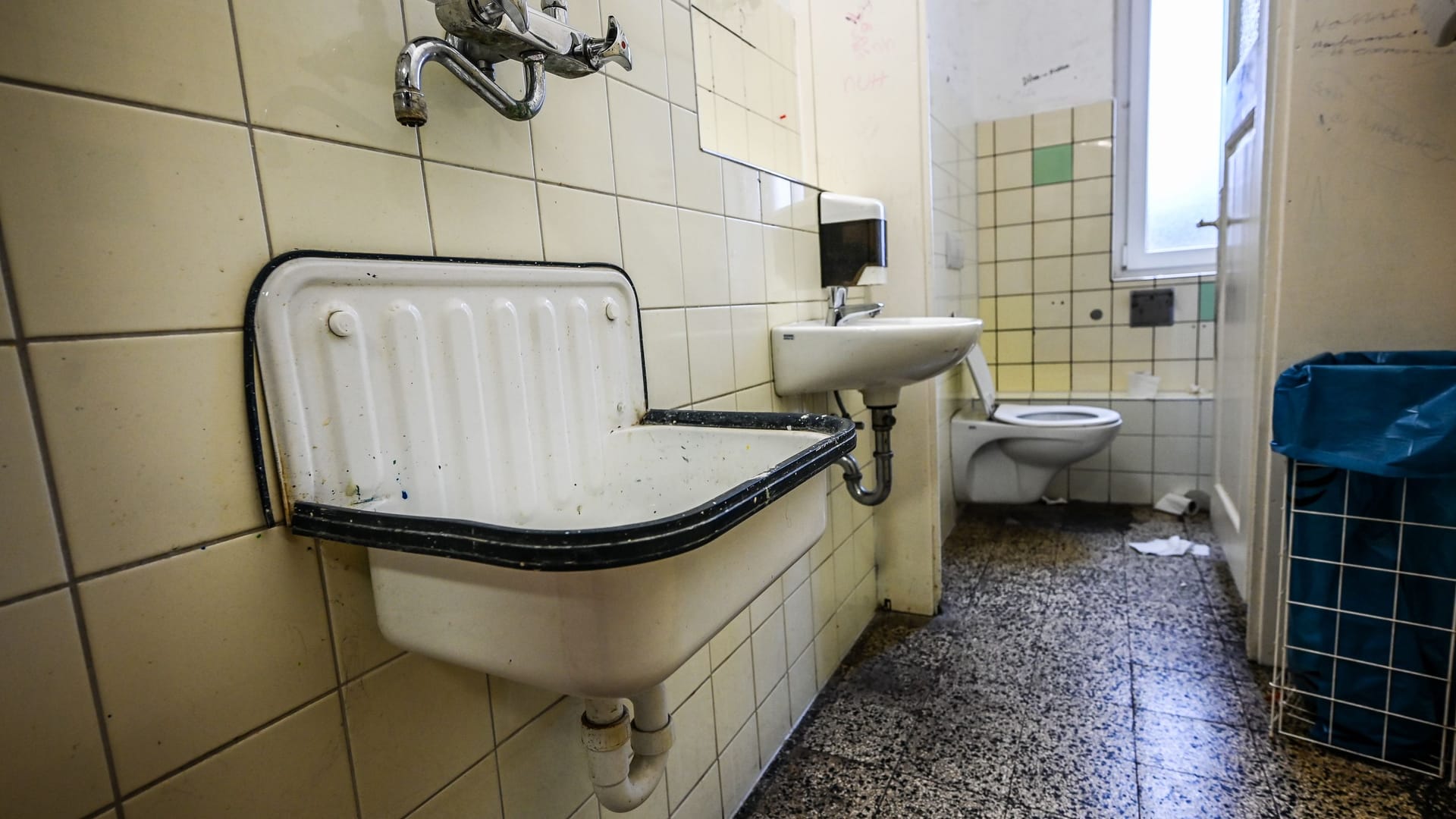 Marode Schultoiletten an der Justus-von-Liebig-Sekundarschule in Duisburg. Quelle: