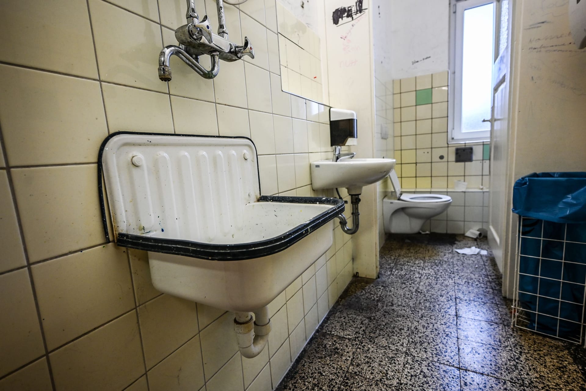 Marode Schultoiletten an der Justus-von-Liebig-Sekundarschule in Duisburg. Quelle: