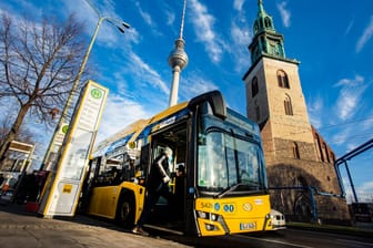 Bus der BVG in Berlin: Die BVG hat eine Entscheidung der Verkehrsverwaltung umgesetzt.