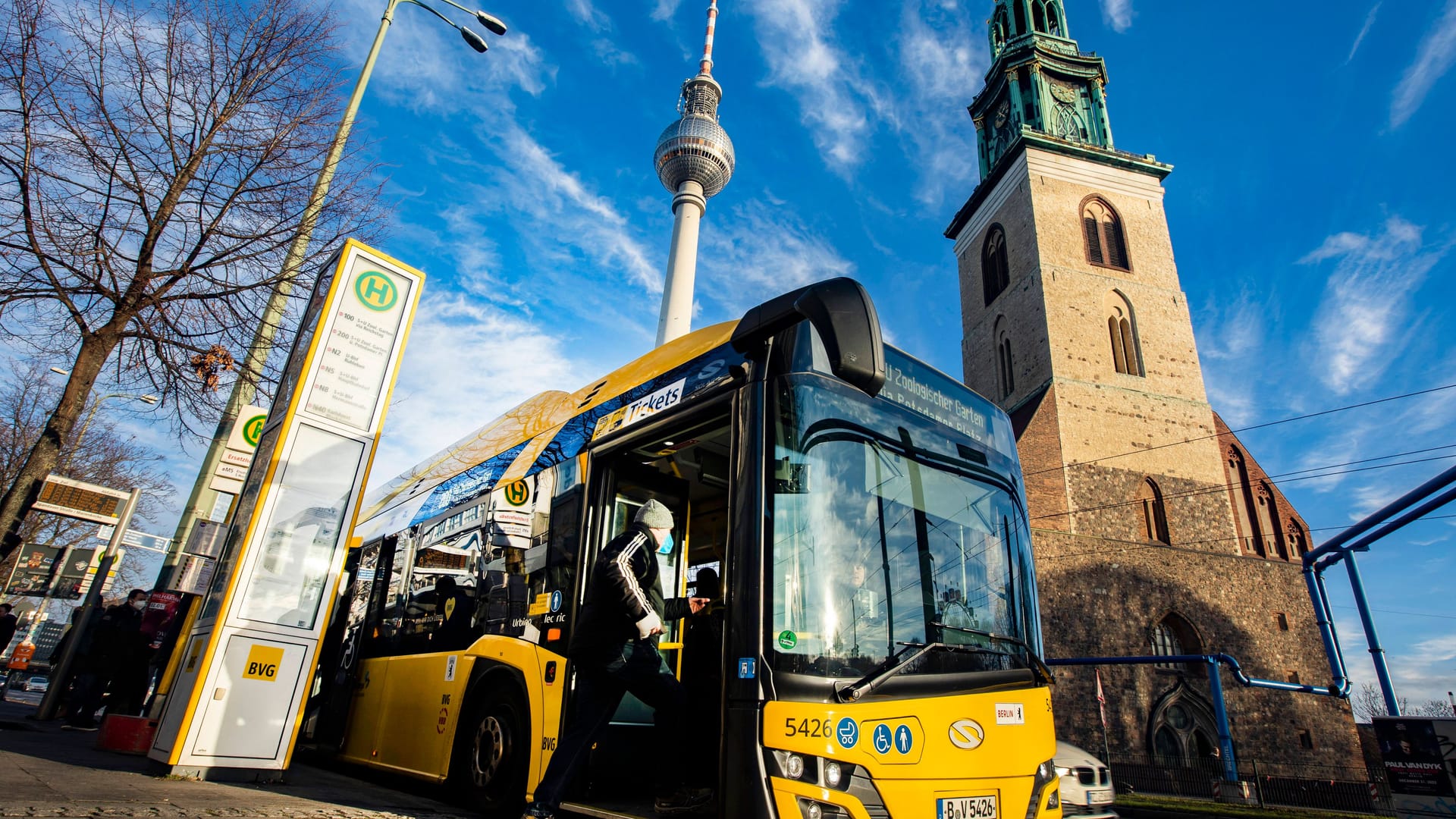 Bus der BVG in Berlin: Die BVG hat eine Entscheidung der Verkehrsverwaltung umgesetzt.