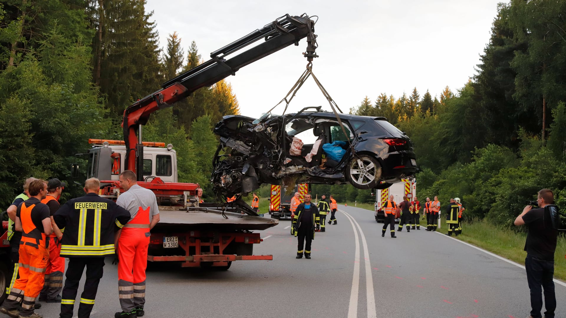 Der völlig zerstörte Seat: Im Wagen starben eine 30-Jährige, eine 32-Jährige und eine 57-Jährige.