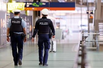 Bundespolizisten im Flughafen Köln/Bonn (Symbolbild): Durch einen Zufall konnte die Polizei einen Haftbefehl nach 19 Jahren vollstrecken.