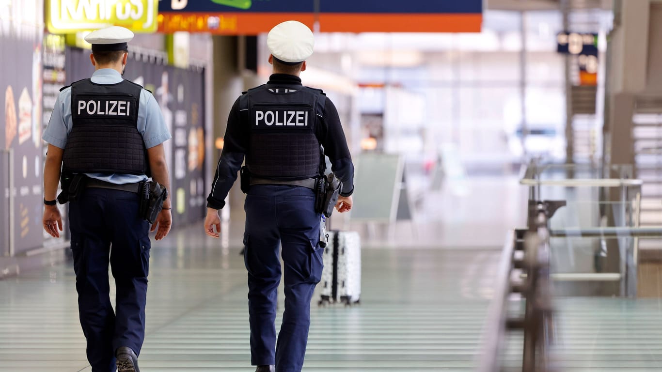 Bundespolizisten im Flughafen Köln/Bonn (Symbolbild): Durch einen Zufall konnte die Polizei einen Haftbefehl nach 19 Jahren vollstrecken.