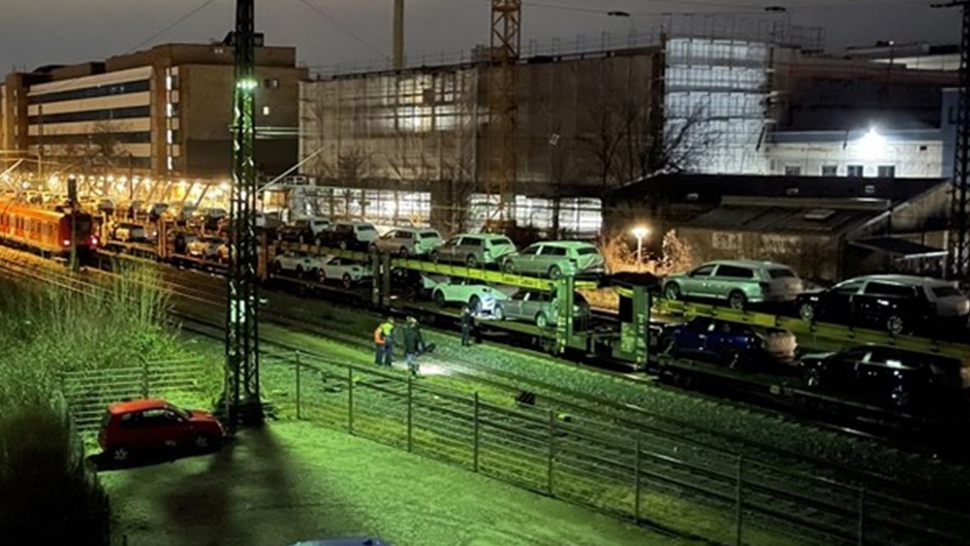 Der Autozug am Bahnhof Mittersendling in München: Die Polizei suchte den Täter mit einem Hubschrauber.
