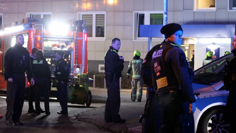 Einsatzkräfte von Polizei und Feuerwehr am Tatort: Im Haus wurde eine Frau brutal getötet.