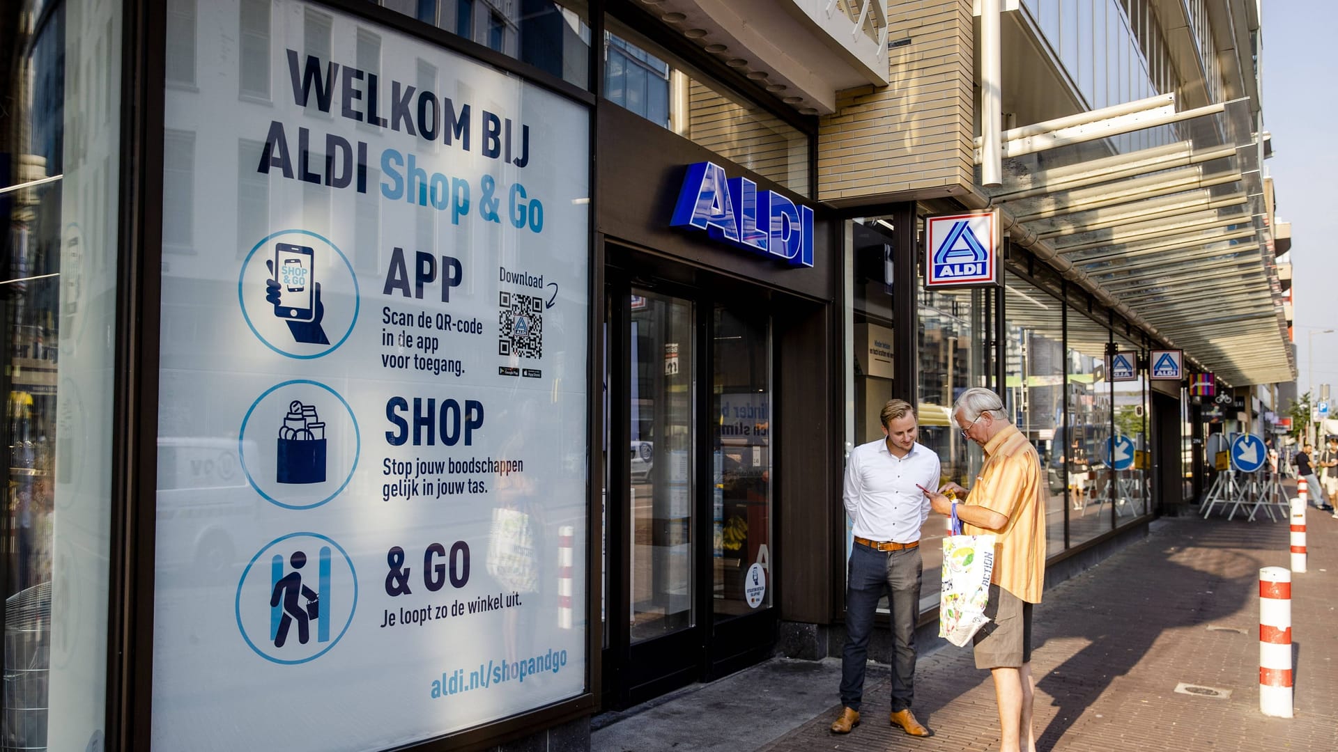 Erste Hürde: Wer den ersten vollautomatisierten Aldi betreten möchte, braucht dafür eine App.