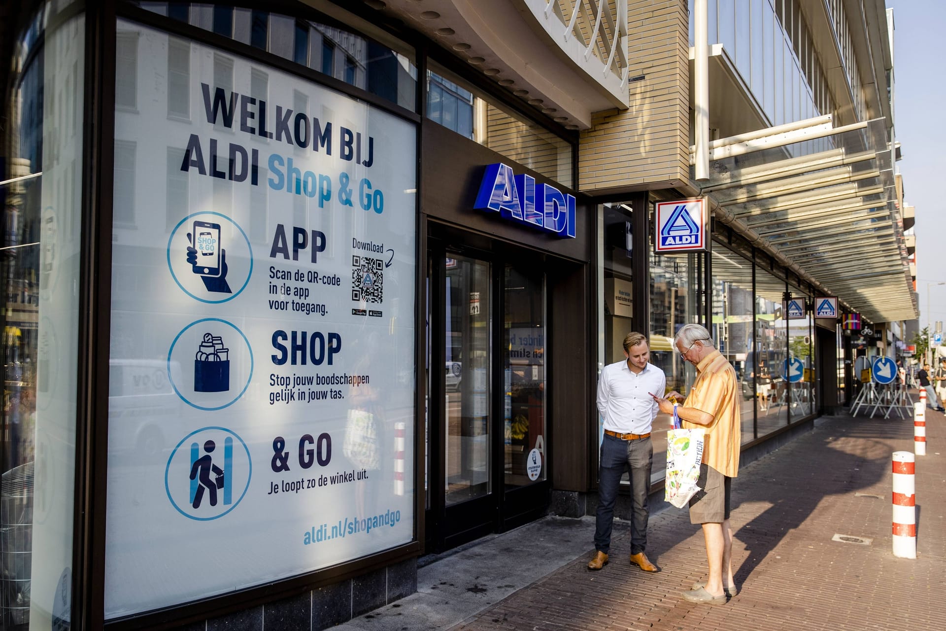 Erste Hürde: Wer den ersten vollautomatisierten Aldi betreten möchte, braucht dafür eine App.