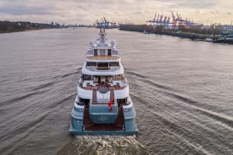Die Superjacht Radiant fährt in den Hamburger Hafen ein.