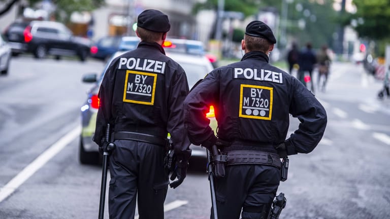 Polizisten in München (Symbolbild): Zwei Beamte wurden verletzt.