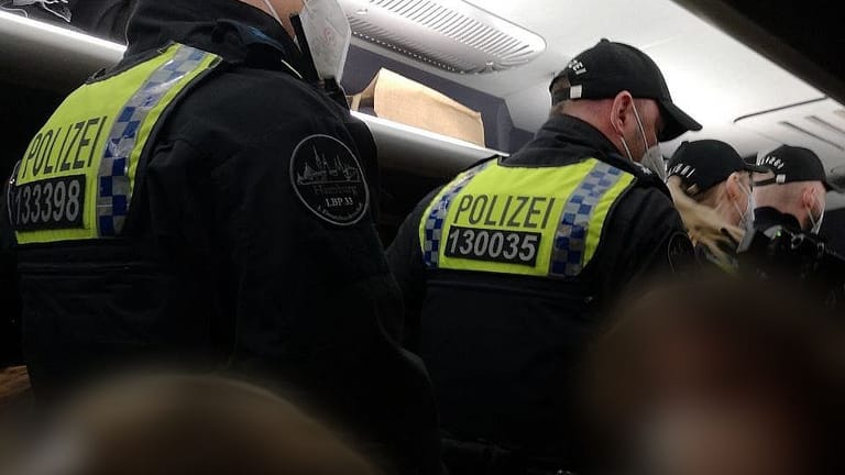 Polizisten stehen im Reisebus, der von Hamburg nach Lützerath gefahren ist: Die Kontrolle habe mehr als drei Stunden gedauert.