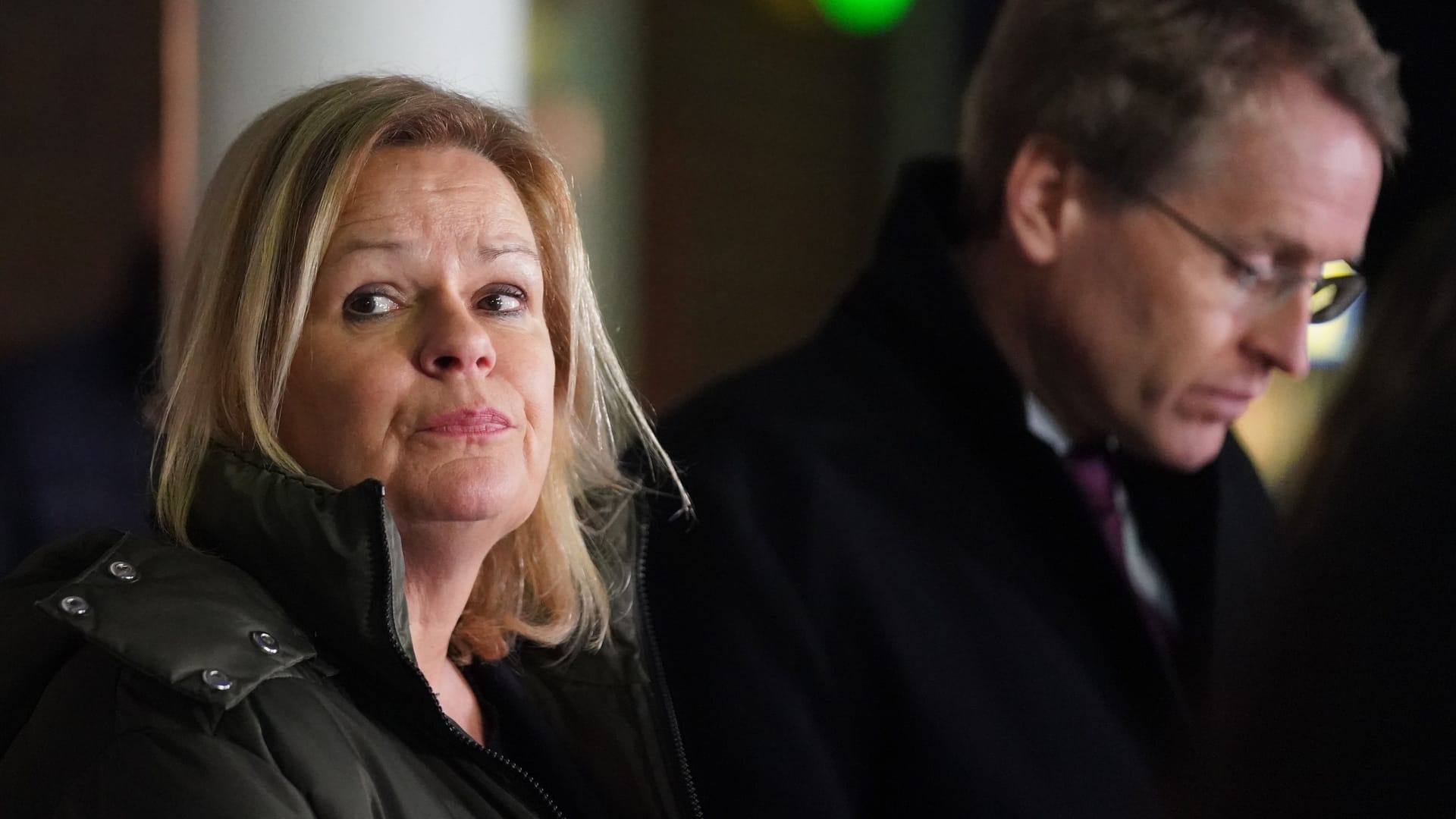 Nancy Faeser (SPD), Bundesministerin des Innern, bei einer Pressekonferenz mit Daniel Günther (CDU), Ministerpräsident von Schleswig-Holstein, nach einem Besuch am Tatort am Brokstedter Bahnhof.