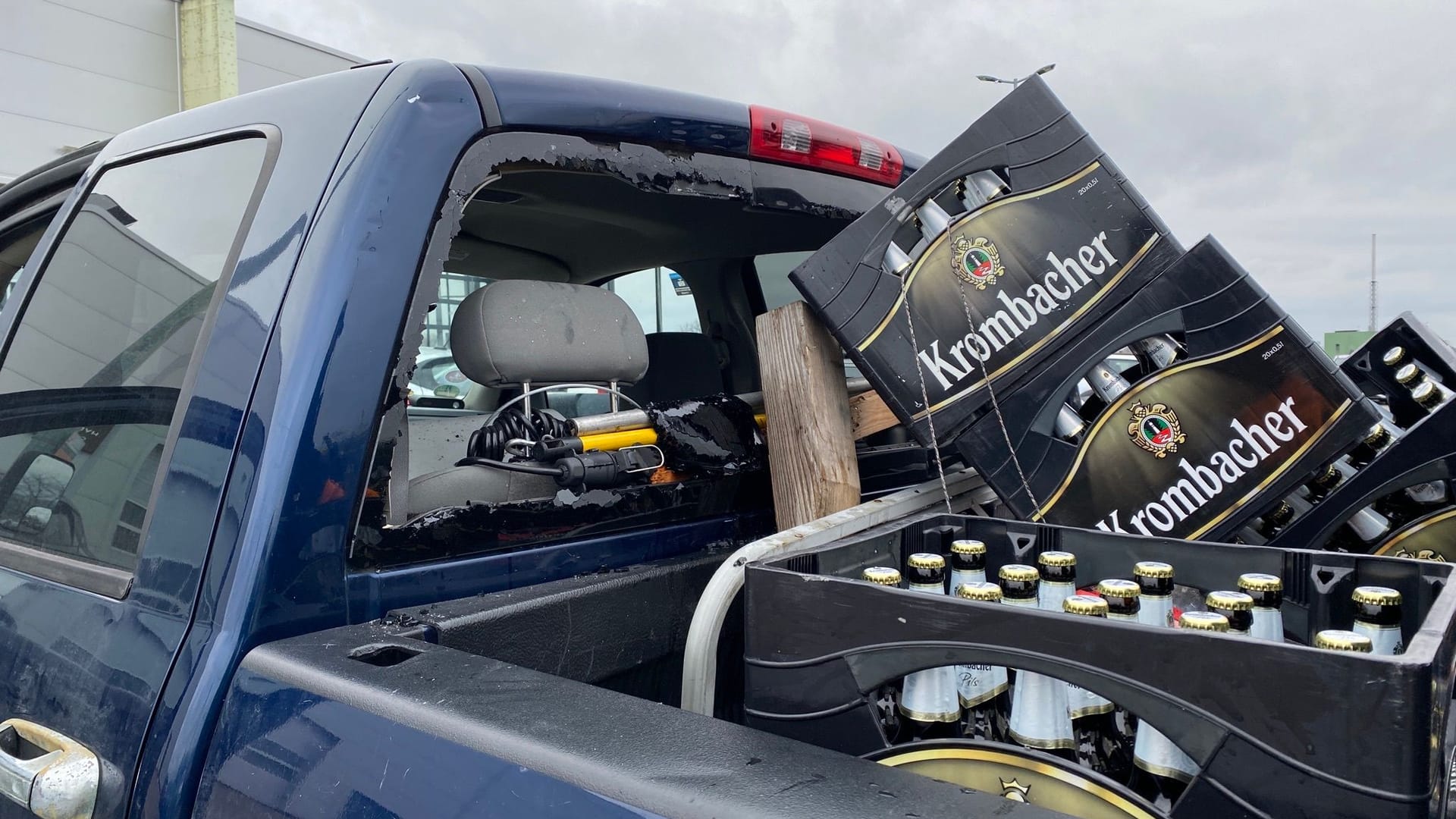 Zerstörte Heckscheibe: Ein Mann hat in Landau in der Pfalz seinen Pick-up mit Bier überladen. Zerstörte Heckscheibe: Ein Mann hat in Landau in der Pfalz seinen Pick-up mit Bier überladen.