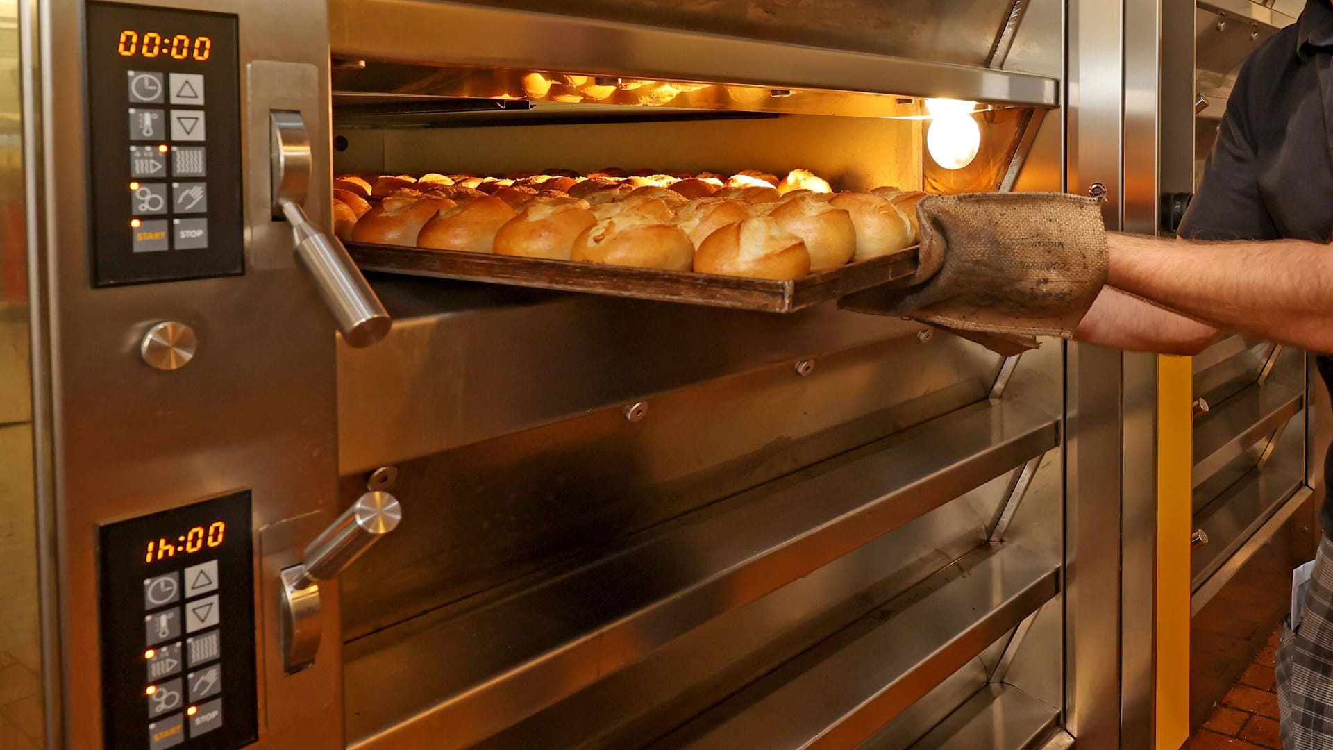 Frisch gebackene Brötchen (Symbolbild): Auch Bäcker haben mit den hohen Energiepreisen zu kämpfen.