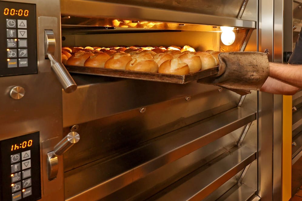 Frisch gebackene Brötchen (Symbolbild): Auch Bäcker haben mit den hohen Energiepreisen zu kämpfen.