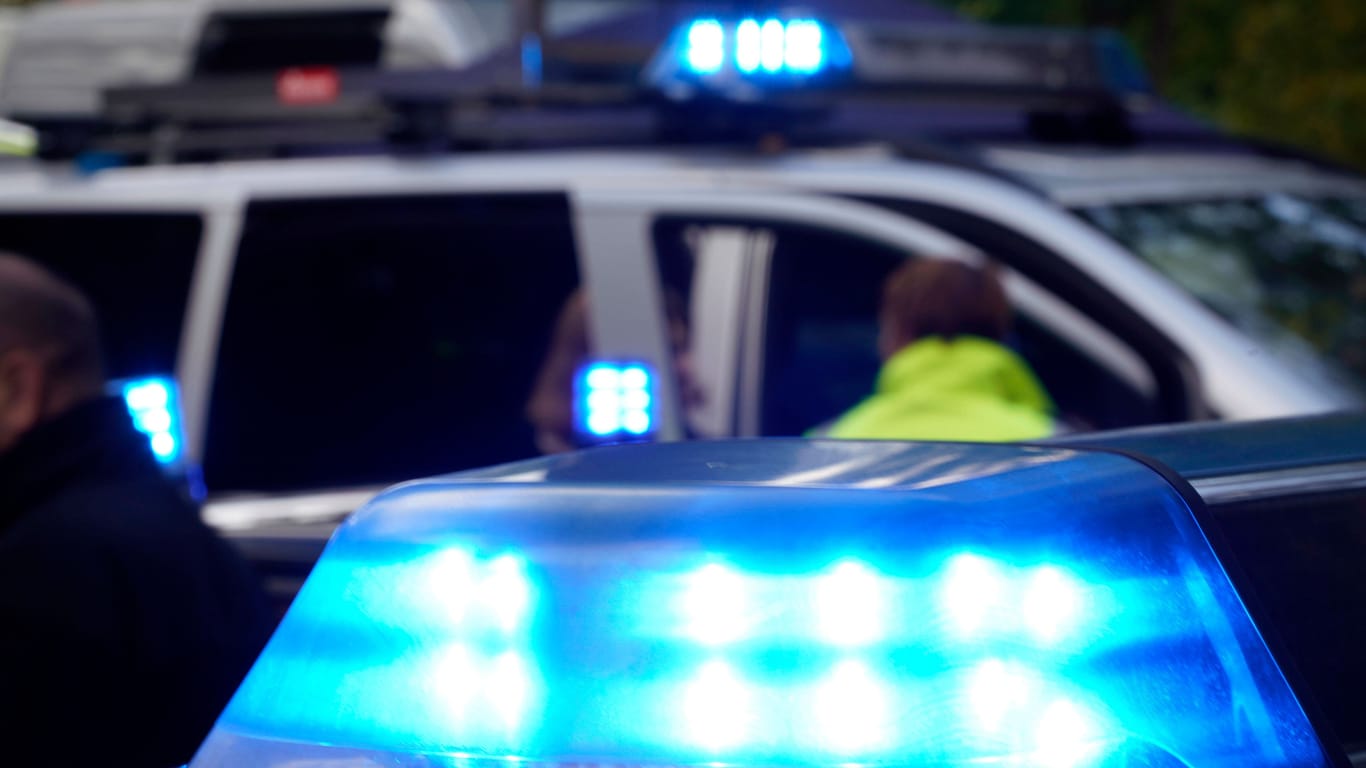 Blaulicht auf Polizeifahrzeug (Symbolbild): Die Polizei konnte einen Mann ermitteln, der eine Frau sexuell missbraucht haben soll.
