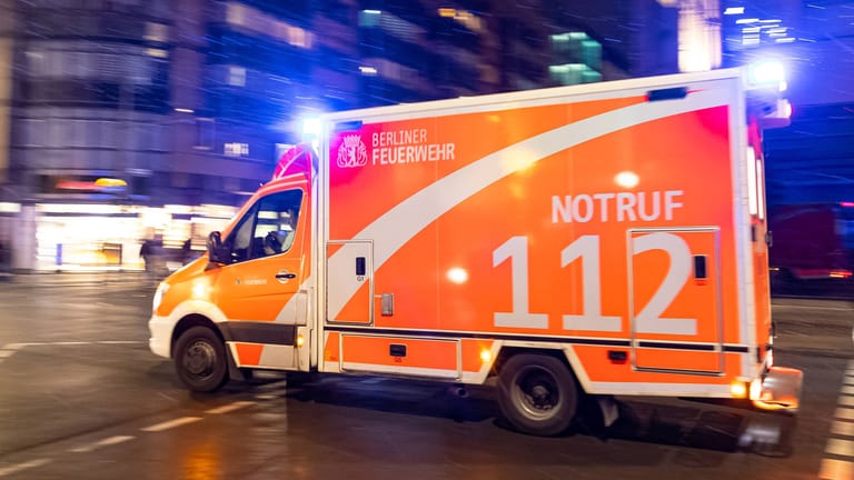 Rettungswagen mit Blaulicht im Einsatz: Für einen 68-Jährigen endete die Nacht tödlich.