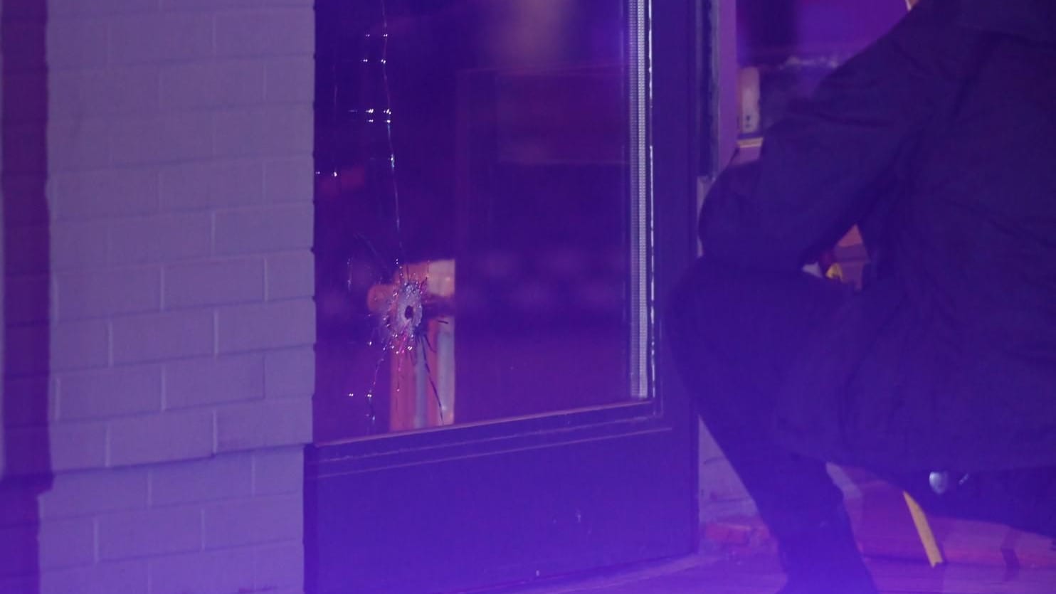 Berlin-Reinickendorf: Auch eine Scheibe der Bar wurde getroffen.