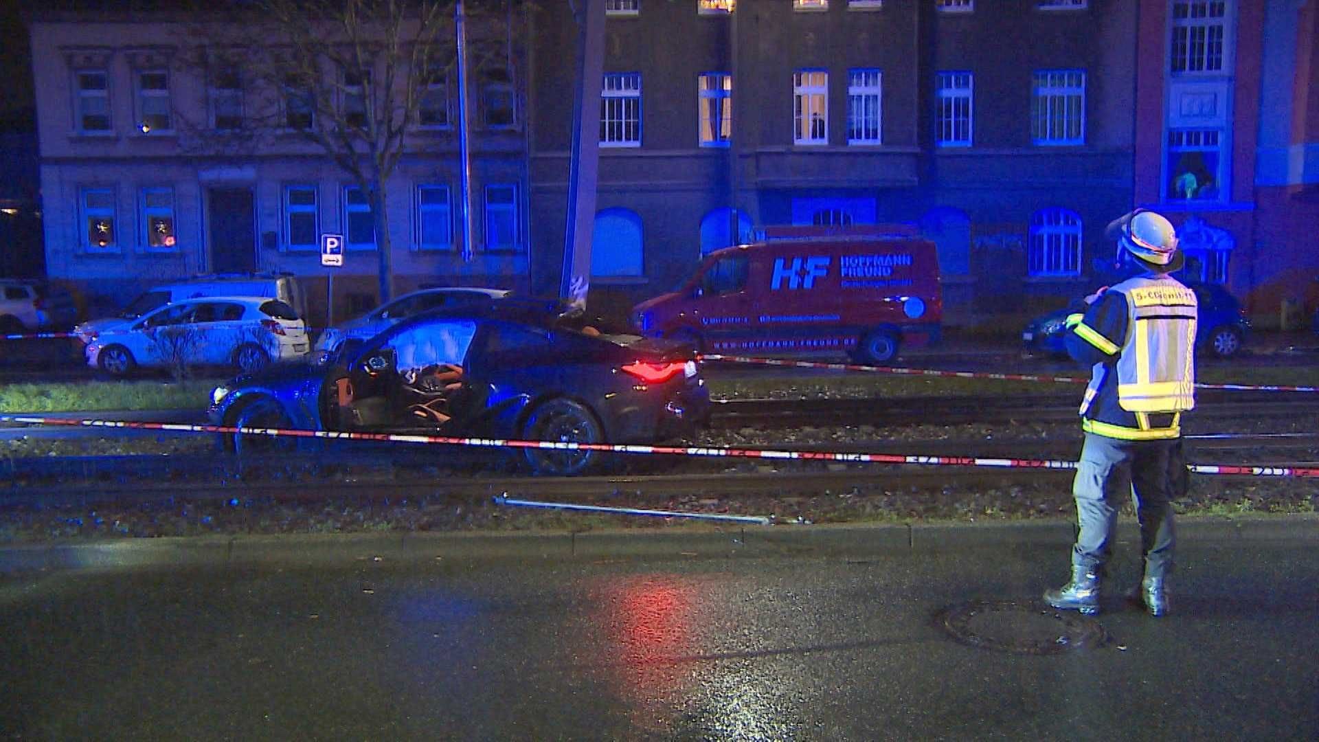 Ein schwarzer BMW auf den Stadtbahnschienen: In Huckarde landete ein unbekannter Autofahrer auf dem Gleisbett. Ein schwarzer BMW auf den Stadtbahnschienen: In Huckarde landete ein unbekannter Autofahrer auf dem Gleisbett.
