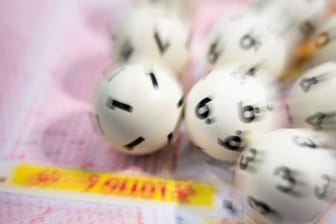 Lotto-Kugeln liegen auf einem Lottoschein (Symbolfoto): Gleich zwei Bremer freuten sich über den Gewinn.