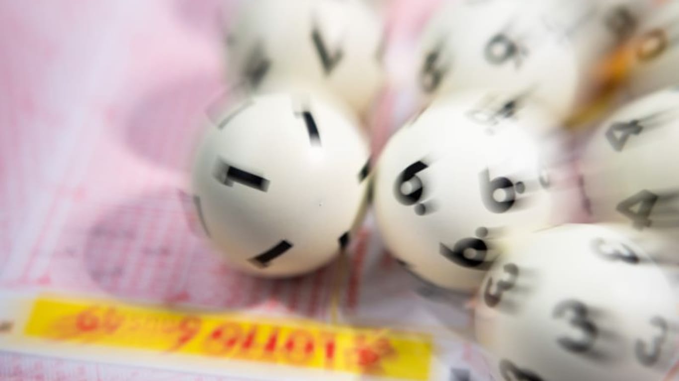Lotto-Kugeln liegen auf einem Lottoschein (Symbolfoto): Gleich zwei Bremer freuten sich über den Gewinn.