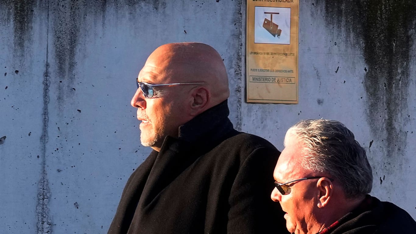 Der frühere Anführer des Hells Angels Charter in Hannover, Frank Hanebuth (l): Dem Ex-Rocker-Boss drohen 13 Jahre Haft.