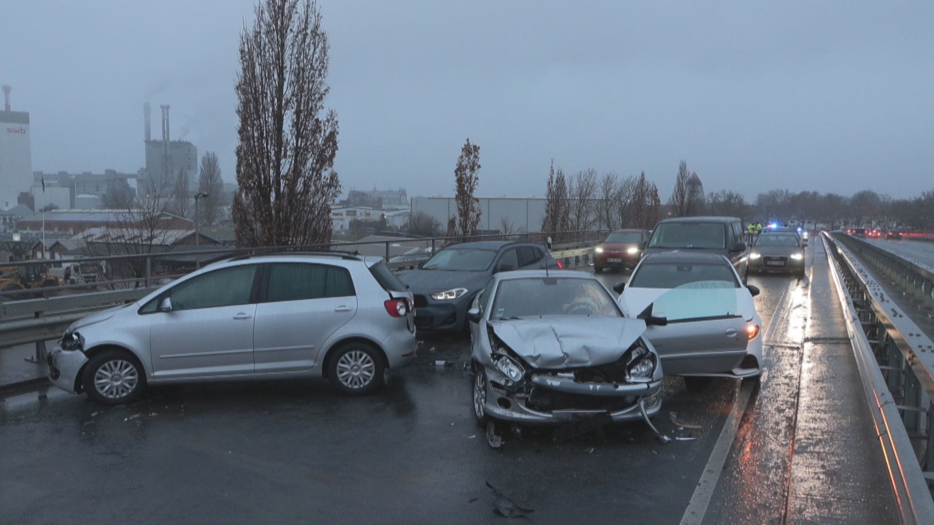 Autobahnzubringer in Hemelingen: Allein an dieser Stelle fuhren 20 Fahrzeuge ineinander.