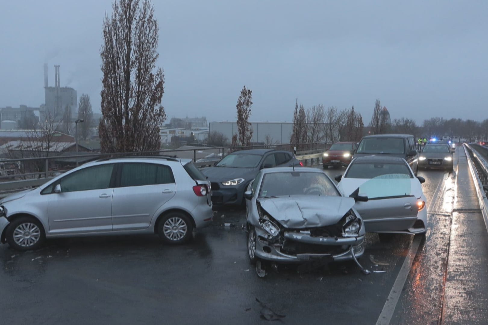 Autobahnzubringer in Hemelingen: Allein an dieser Stelle fuhren 20 Fahrzeuge ineinander.