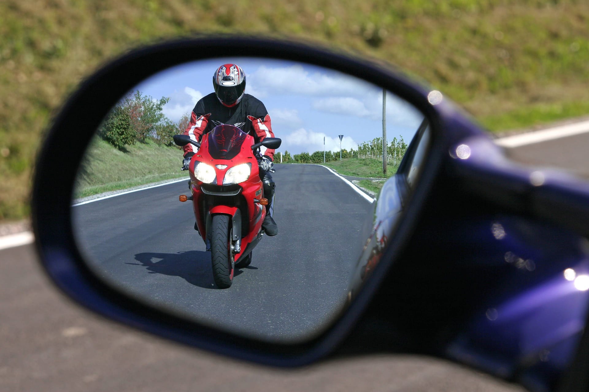 Überholmanöver: Motorradfahrer werden im Straßenverkehr schnell übersehen.