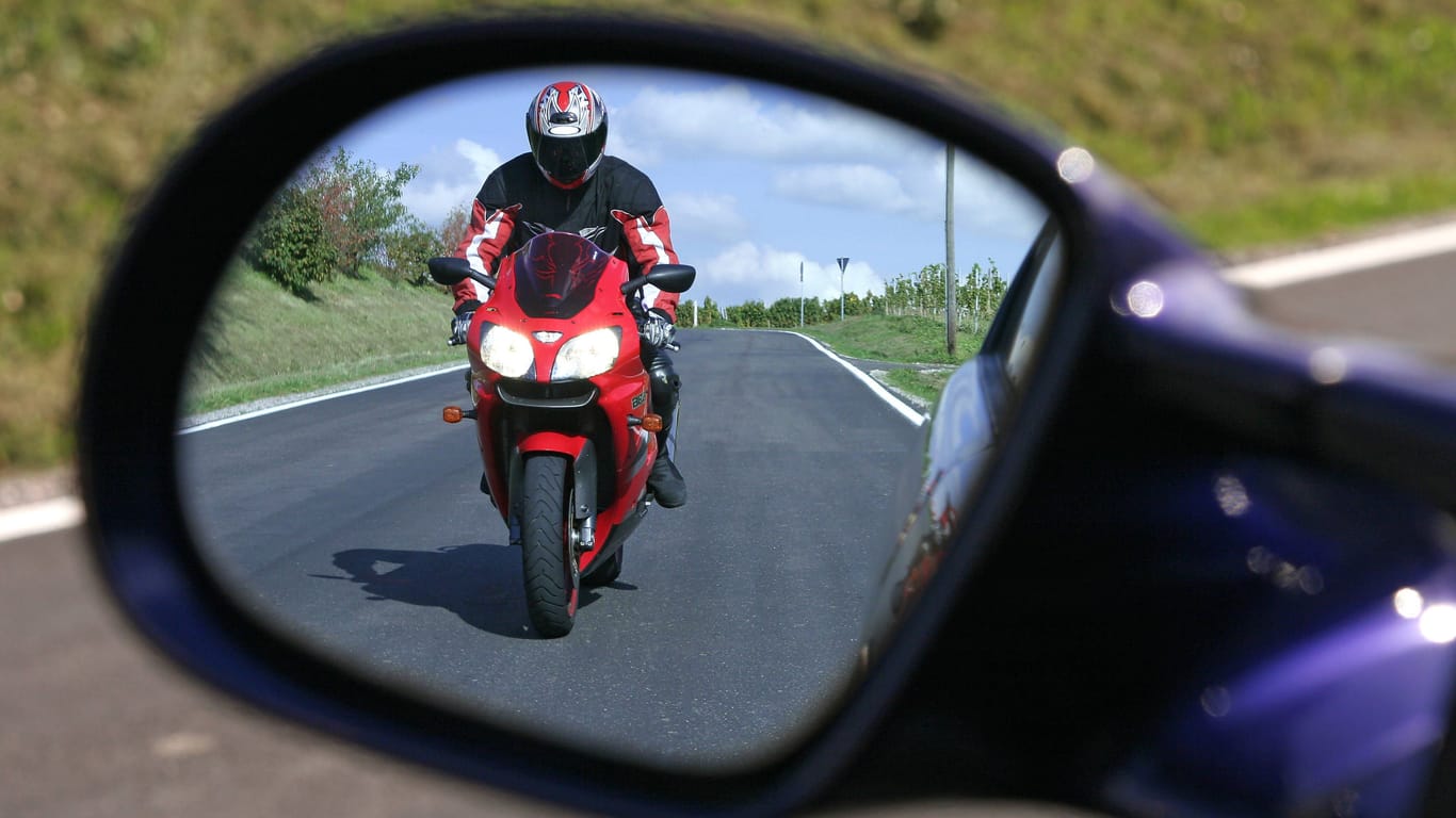 Überholmanöver: Motorradfahrer werden im Straßenverkehr schnell übersehen.