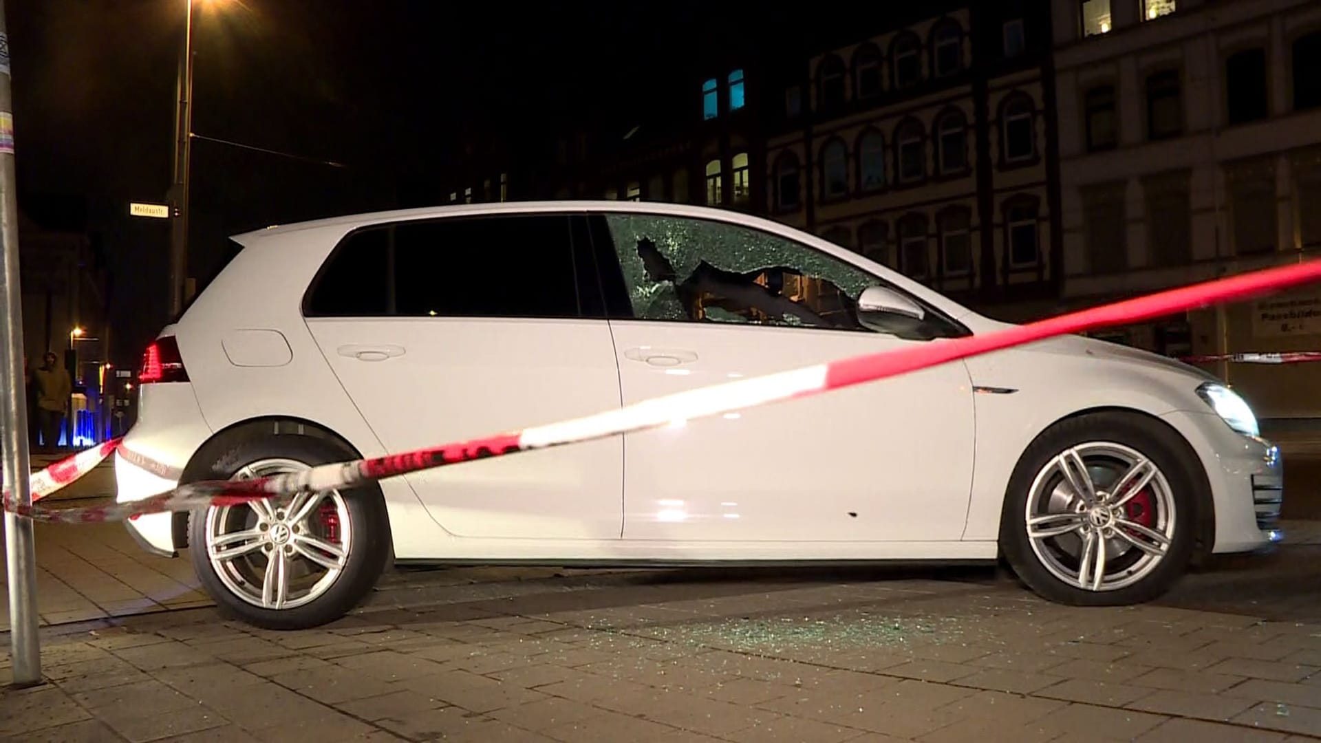 Das Seitenfenster ist zerstört: Wie viele Menschen im Wagen saßen, ist bislang unklar.