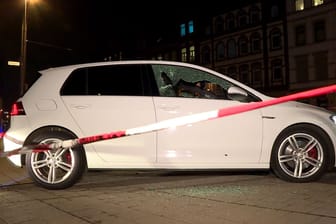 Das Seitenfenster ist zerstört: Wie viele Menschen im Wagen saßen, ist bislang unklar.