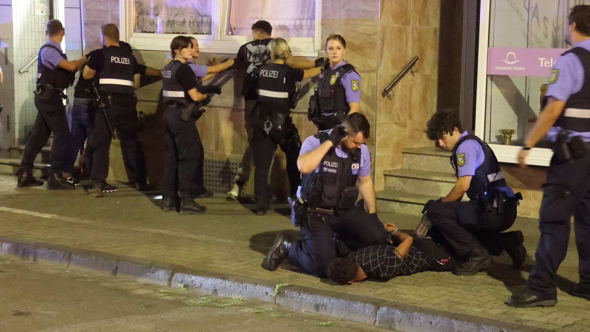 Polizeieinsatz nach einer Schlägerei (Symbolfoto): Die Kontrahenten gingen mit Messer und Baseballschläger aufeinander los. Polizeieinsatz nach einer Schlägerei (Symbolfoto): Die Kontrahenten gingen mit Messer und Baseballschläger aufeinander los.