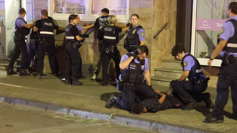 Polizeieinsatz nach einer Schlägerei (Symbolfoto): Die Kontrahenten gingen mit Messer und Baseballschläger aufeinander los.