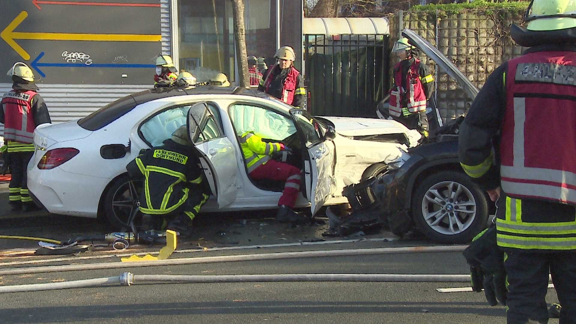 Einsatzkräfte der Feuerwehr am Einsatzort: Ein Fahrer musste aus dem Auto geschnitten werden. Einsatzkräfte der Feuerwehr am Einsatzort: Ein Fahrer musste aus dem Auto geschnitten werden.