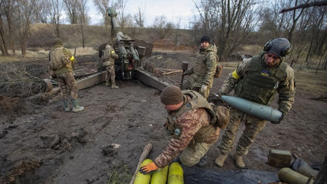 Donezk: Die ukrainische Armee zielt mit Artillerie auf russische Stellungen.