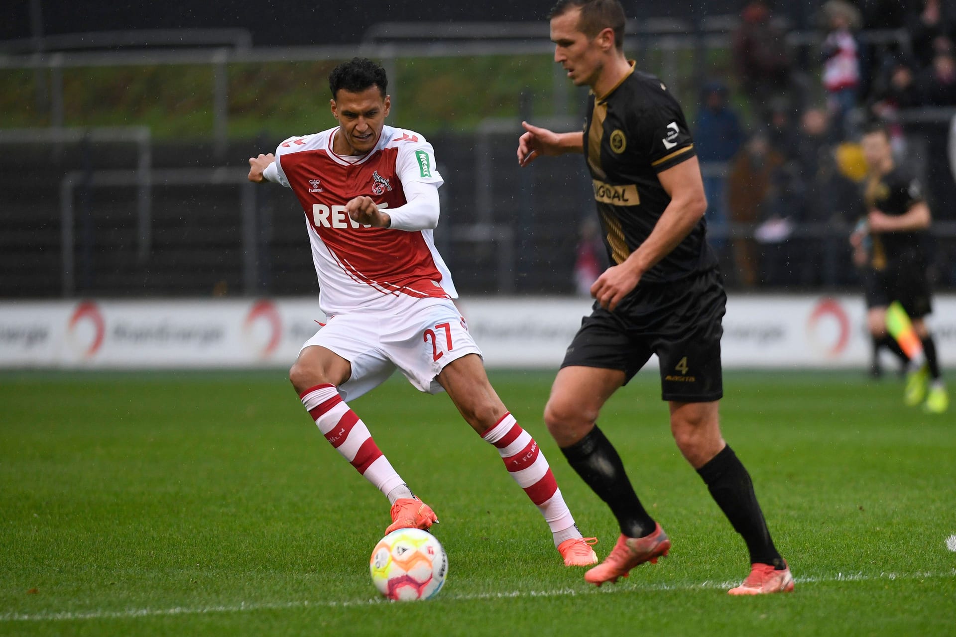 Davie Selke (1. FC Köln) und Stijn Wuytens (Lommel SK) im Zweikampf: Das Testspiel blieb für Köln nicht folgenlos.