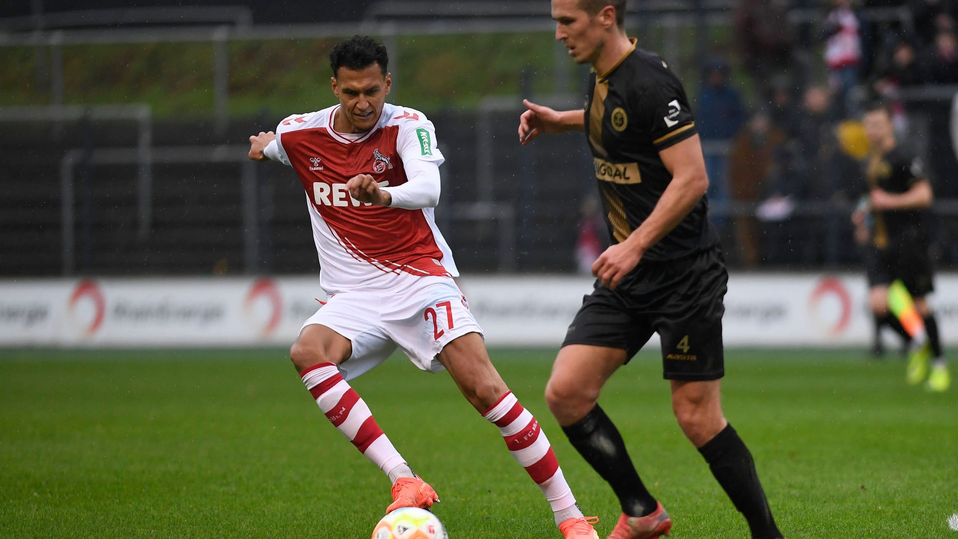 Davie Selke (1. FC Köln) und Stijn Wuytens (Lommel SK) im Zweikampf: Das Testspiel blieb für Köln nicht folgenlos.