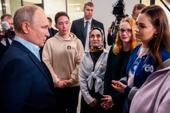 Wladimir Putin spricht in Moskau mit Studierenden.