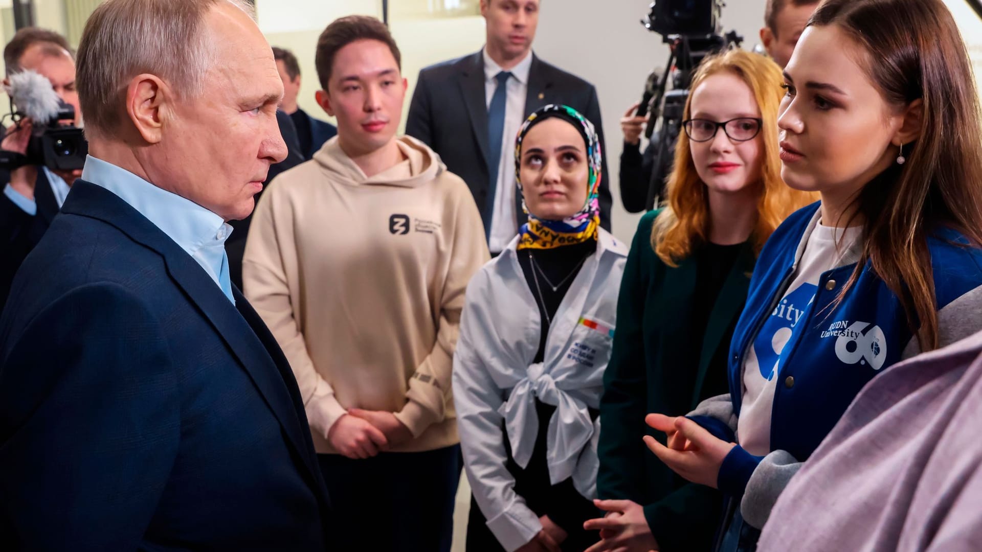 Wladimir Putin spricht in Moskau mit Studierenden.