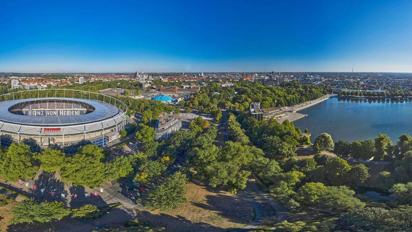 Luftbild von Hannover mit Stadion, Sportpark und Maschsee (Archivbild): Wie sieht eine KI die Stadt?