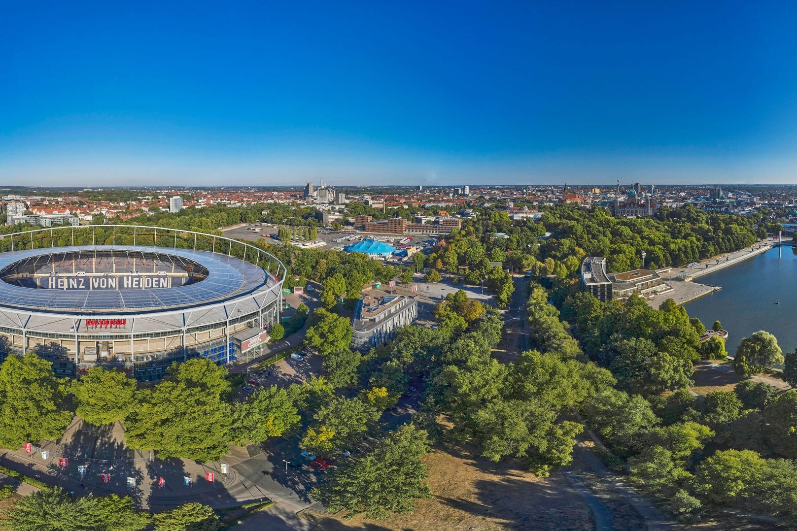 Luftbild von Hannover mit Stadion, Sportpark und Maschsee (Archivbild): Wie sieht eine KI die Stadt?