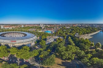Luftbild von Hannover mit Stadion, Sportpark und Maschsee (Archivbild): Wie sieht eine KI die Stadt?