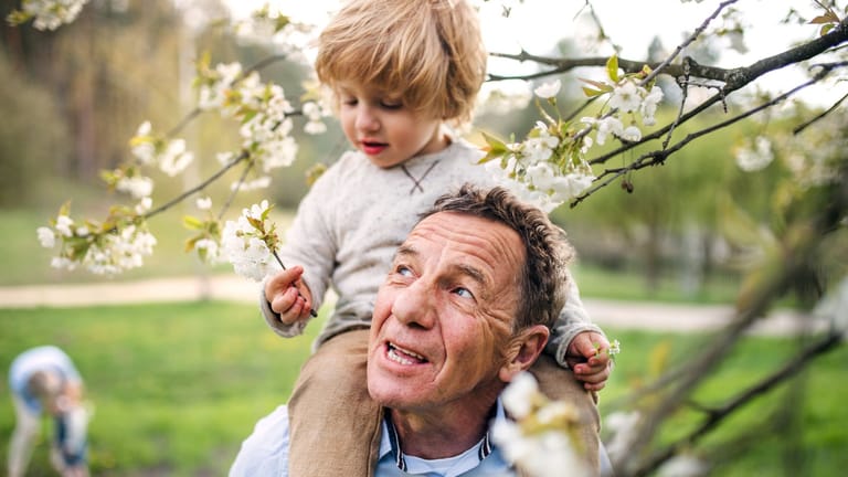 Großvater mit Enkelkind (Symbolbild): Verwandte bleiben vor allem mit gemeinsam verbrachter Zeit in Erinnerung.