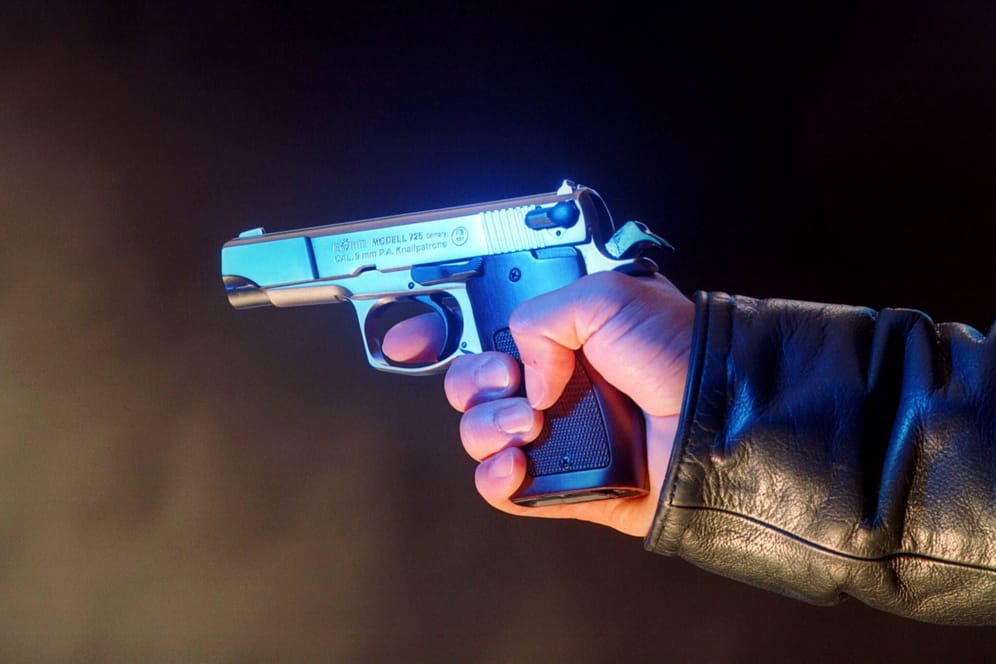 Eine Schusswaffe in der Hand eines Mannes (Symbolbild): In Bottrop hat ein Unbekannter auf eine Frau geschossen.