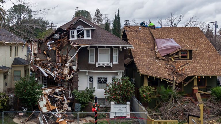 Ein Haus in Sacramento ist zerstört: Einige Orte in Kalifornien mussten wegen der Regenfälle evakuiert werden.