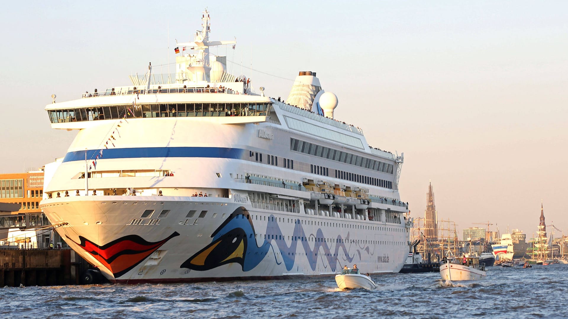 Die "Aida Aura" an den Landungsbrücken in Hamburg (Archivbild): Auf ihrer Abschiedssaison wird sie auch in die Hansestadt kommen.